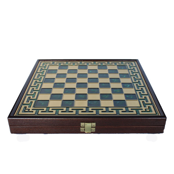 Σκάκι σε ξύλινο κουτί με σκακιέρα